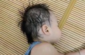 宝宝睡觉时总是满头大汗，老人总说是“缺钙”“缺锌”，其实是这些原因。
